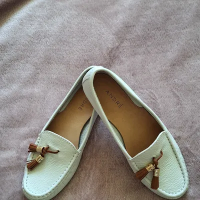 Mocassins femme blanc cassé avec pompons André 